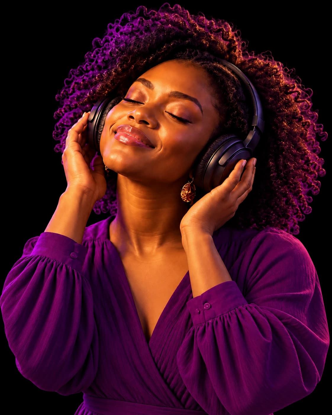 Une femme savoure une chanson au casque, dans une lumière violette et dorée.